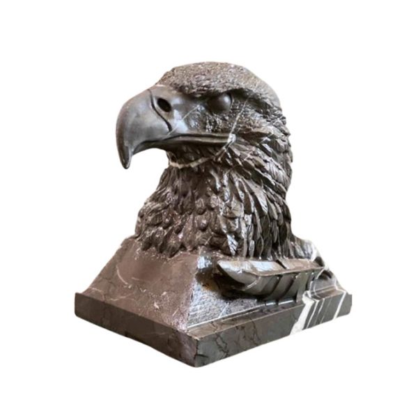 مجسمه عقاب سنگی